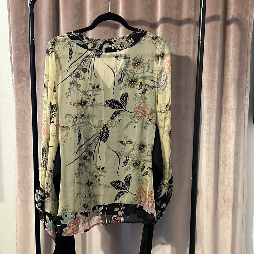 Swaui 100% silk, 3/4 Sleeve, V-neck
Floral Print, small, good condition - Picture 2 of 3